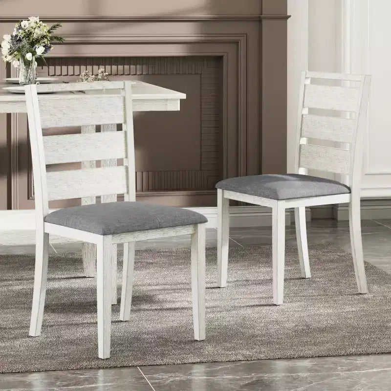 Set da pranzo rustico VECELO da 5 pezzi, tavolo quadrato in legno di gomma con ripiano e 4 sedie da pranzo imbottite senza braccioli per la cucina, grigio