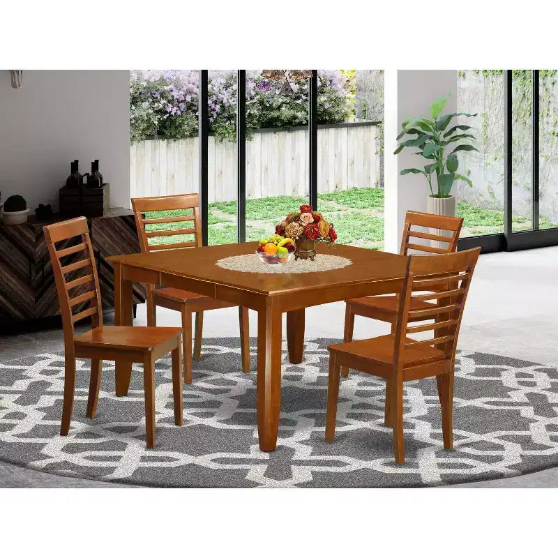 HomeStock quadratisches 5-teiliges Esszimmer-Set mit Saddle-Brown-Finish, Tischplatte aus Massivholz und 4 Stühlen