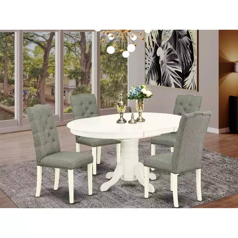 HomeStock Set da pranzo ovale da 5 pezzi con tavolo in legno massello e piano in finitura bianco lino, 4 sedie Parson e allunga a farfalla