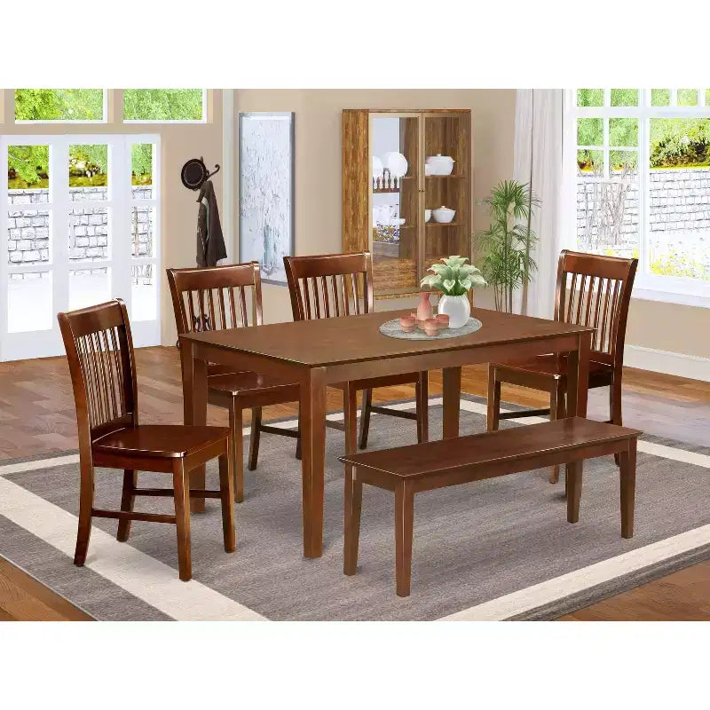 Tavolo da pranzo rettangolare HomeStock da 6 pezzi, finitura mogano, piano in legno massello, con 1 panca e 4 sedie