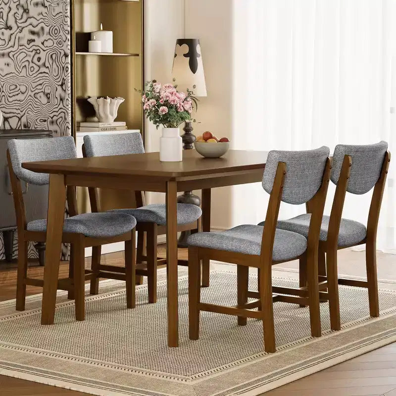 Set da pranzo in stile rustico GDFStudio Conner da 5 pezzi, composto da 1 tavolo in legno massello e 4 sedie imbottite