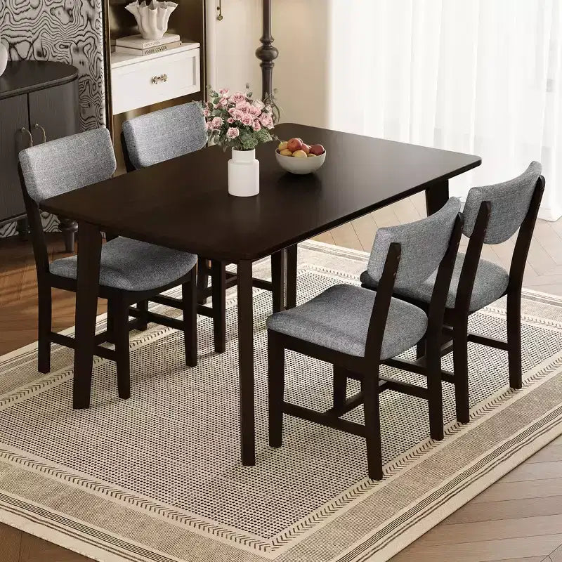 Set da pranzo in stile rustico GDFStudio Conner da 5 pezzi, composto da 1 tavolo in legno massello e 4 sedie imbottite