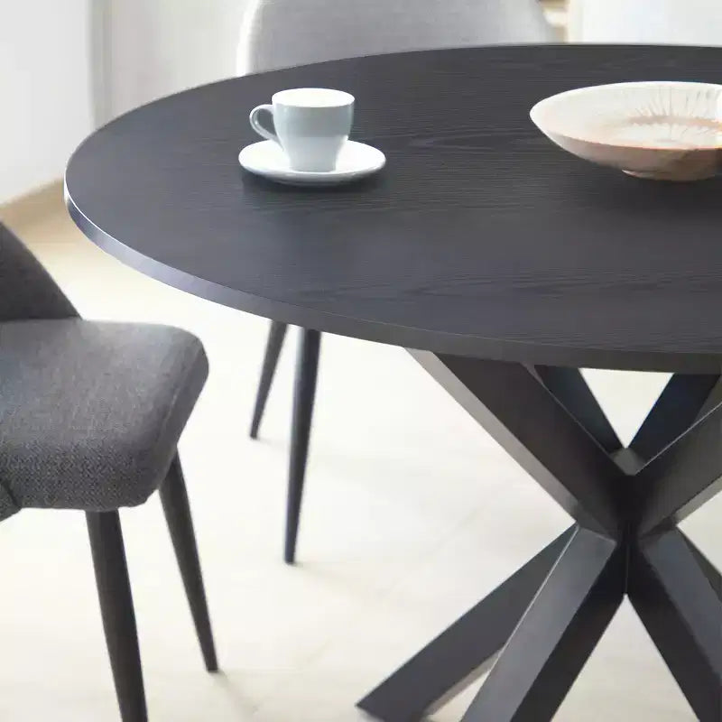 Set da pranzo moderno per 4 persone, tavolo con base centrale salvaspazio e sedie imbottite in bouclé, schienale in rattan intrecciato, ideale per appartamenti - Panipeachy