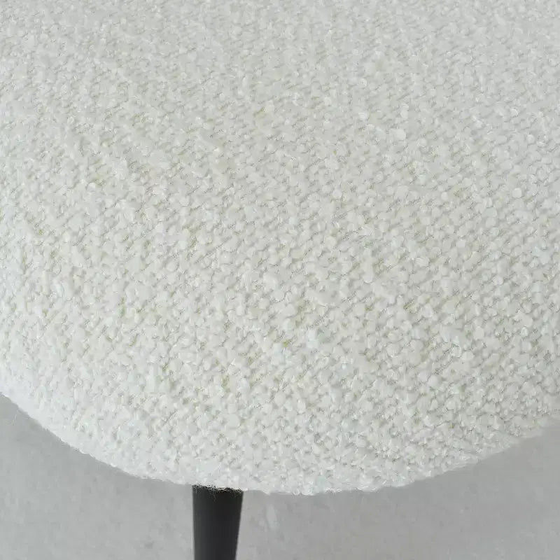 Set da pranzo moderno per 4 persone, tavolo con base centrale salvaspazio e sedie imbottite in bouclé, schienale in rattan intrecciato, ideale per appartamenti - Panipeachy