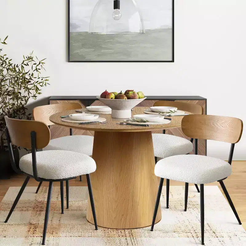 Set da pranzo rotondo da 5 pezzi, tavolo con piedistallo in rovere da 42 e 4 sedie imbottite in bouclé, schienali in legno di frassino e gambe in metallo - Panipeachy
