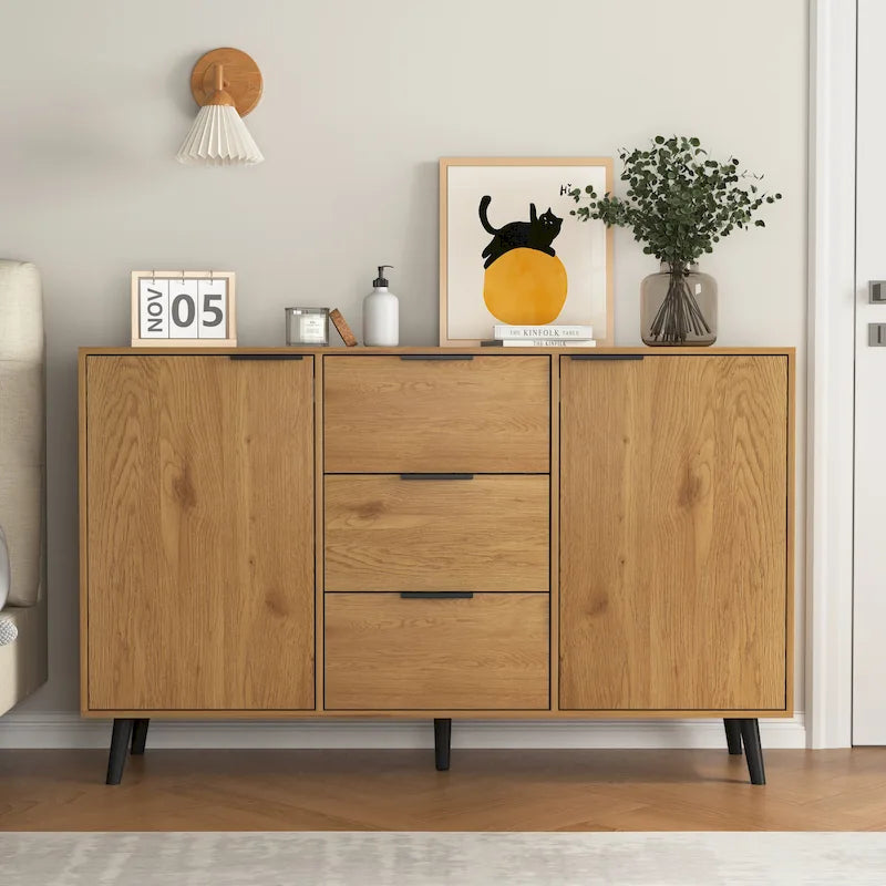Credenza a buffet con cassetti e ripiani a due livelli nelle ante