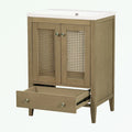 Mobile bagno in stile naturale con lavabo da incasso in ceramica e ante in rattan
